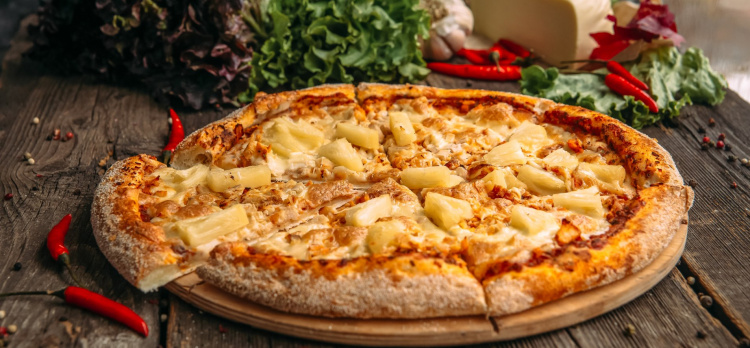 Піца з куркою та ананасами: приготуйте італійську класику з тропічним акцентом
