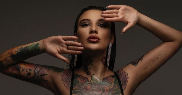 Феномен Адель Асанті: як дівчина з Дніпропетровщини пройшла шлях від порнозірки до ротацій на KISS FM