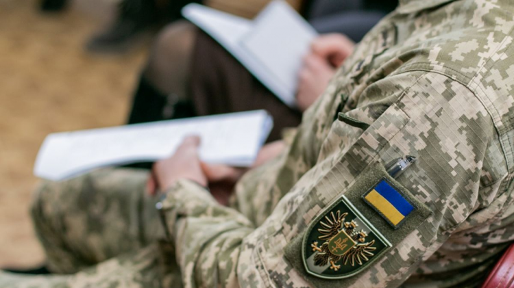 Військовослужбовець ТЦК у формі перевіряє документи