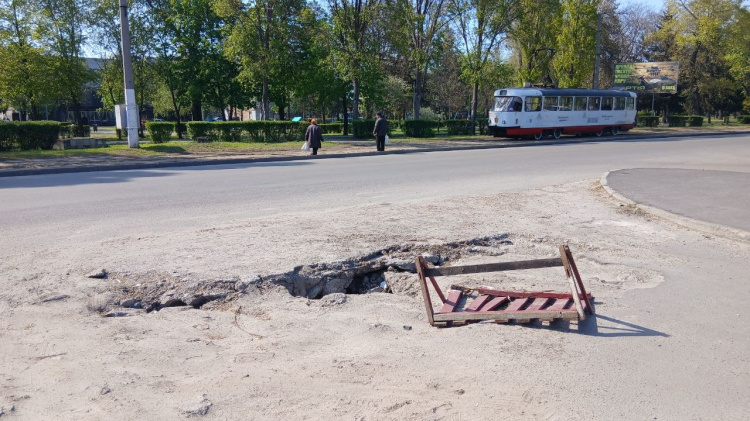 У Кам’янському виявили зруйноване дорожнє покриття 