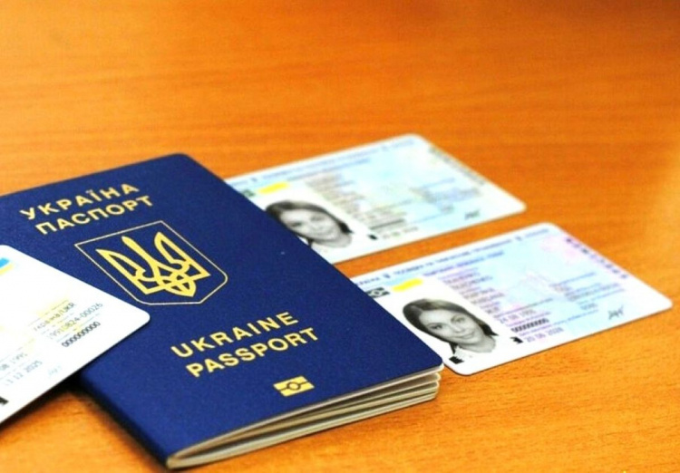 Чи обов’язково змінювати паспорт-книжечку на ID-картку - важлива інформація від міграційної служби