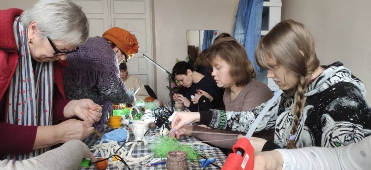 У колі друзів: в Кам'янському пройшов майстер-клас з виготовлення великодніх сувенірів для ВПО з Авдіївки