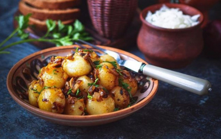 Рецепт для тих, хто постить: картопляні книдлі з цибулевою засмажкою