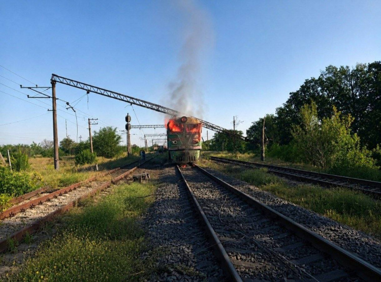 Укрзалізниця масово змінює маршрути через Дніпропетровщину: як тепер курсують поїзди та де шукати трансфери