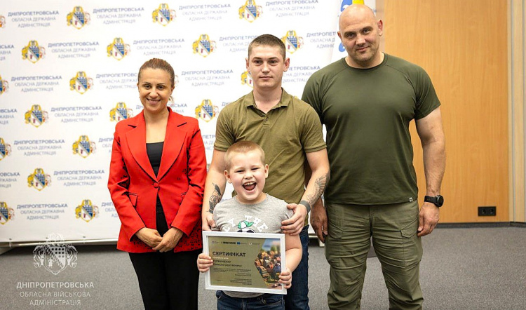 Ветеранам та родинам загиблих військових Дніпропетровщини вручили сертифікати на житло - подробиці