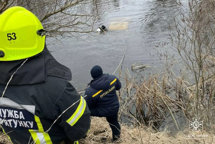 Легковий автомобіль впав у річку під Кам'янським