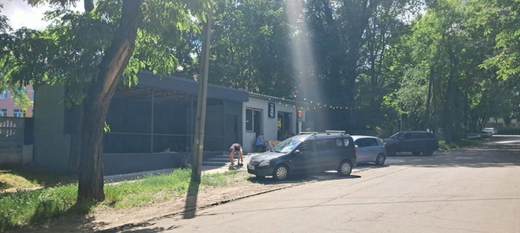 У центрі Кам'янського заради парковки вирубали дерева