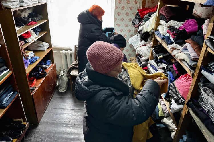 Зігріти серцем - ВПО у Кам'янському отримали теплий одяг