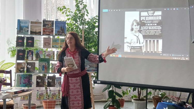 Книги на підтримку ЗСУ: у бібліотеці Кам’янського відбувся ювілей краєзнавчої енциклопедії та розіграш знакових видань