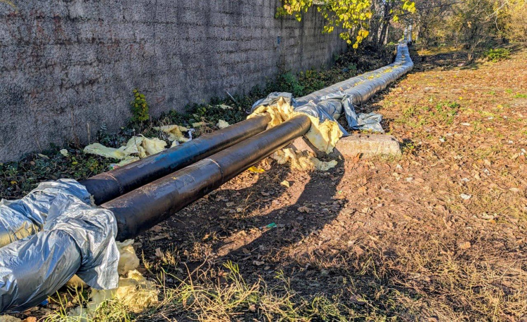 Вандали проти комунальників: безхатченки зіпсували нову теплоізоляцію в Кам'янському