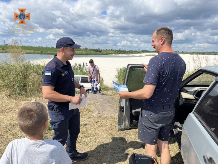 Фахівці служби порятунку прийшли до кам'янчан на водойми - що сталося