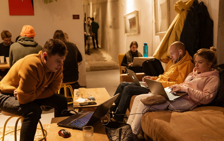 Графіки відключень світла на 13 березня: мешканців Дніпропетровщини попередили про обмеження