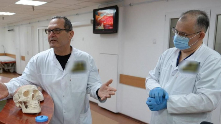 На Дніпропетровщині нейрохірурги США та України провели унікальну операцію з порятунку зору військового