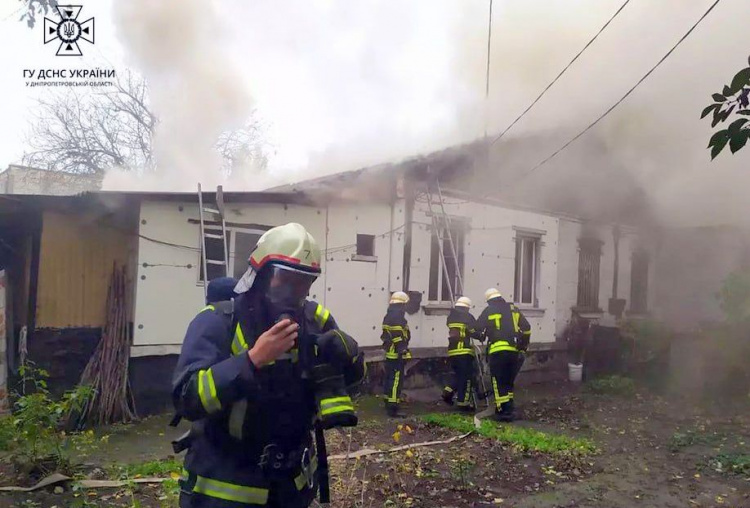 У Кам’янському для гасіння палаючого будинку довелося викликати додаткові відділення вогнеборців