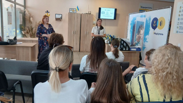 У Кам’янському центрі для маріупольців провели важливу зустріч з психологом та подарували дітям подарунки