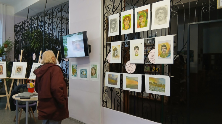 Як Гаррі Поттер, але з пензлем: юний художник із Мирнограда підкорив Кам’янське портретами-емоціями