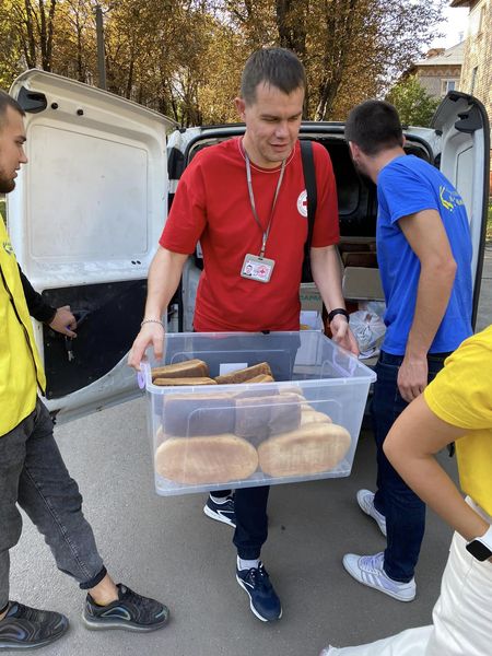 Волонтери відвідали кам'янчан-ВПО, які потребували допомоги: фото