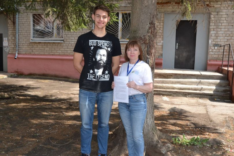 Таланти на службі добра: дев'ятнадцятирічний обдарований переселенець Іван став волонтером у Кам'янському районі