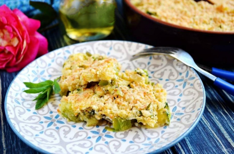 Сніданок за 20 хвилин: рецепт овочевого крамблу з кабачків, який замінить звичну яєчню