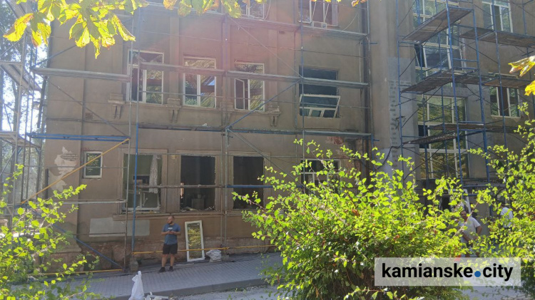 Пологове у Кам’янському після ракетного удару: обвалені стіни, зруйновані двері та знищені інтер’єри