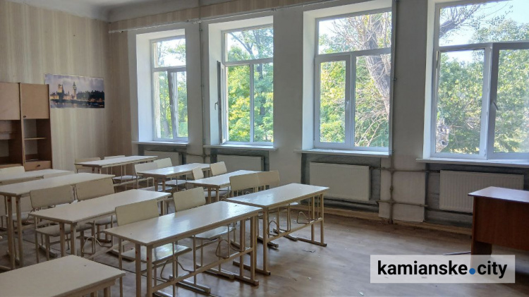 Жодного вікна не вціліло - як виглядає ліцей №31 у Кам'янському після обстрілу