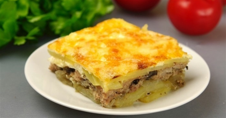 Приготуйте ароматну запіканку з картоплі та м’яса — зимовий хіт для всієї родини