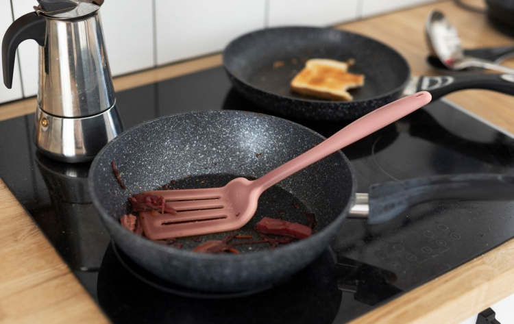 Як очистити сковороду від нагару і жиру - найкращі способи
