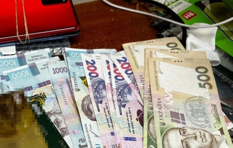 Афера на мільйони: "адвокатка" з Дніпропетровщини "розвела" на гроші військовослужбовців