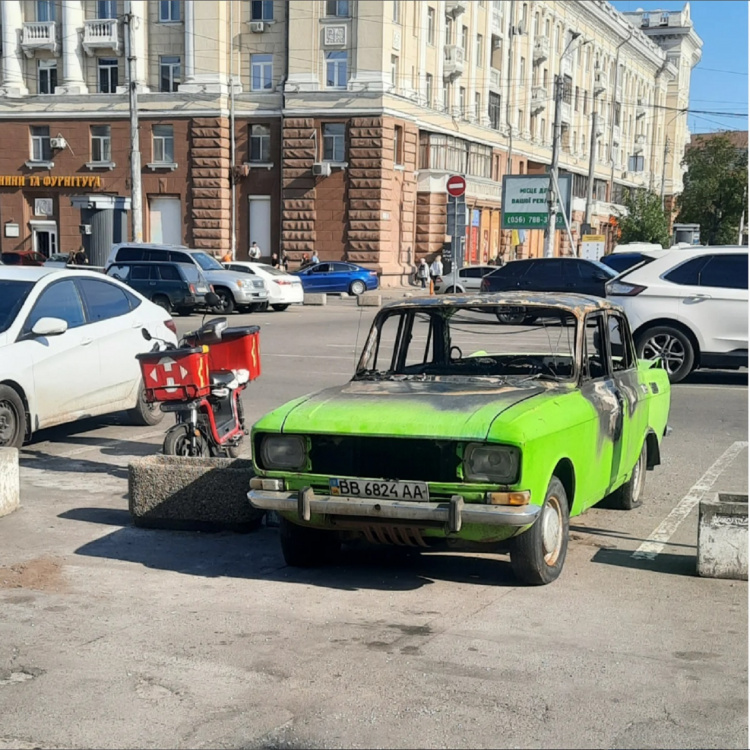 Історія порятунку згоріла: на парковці Дніпровського вокзалу знищено авто, що вивезло родину з окупації