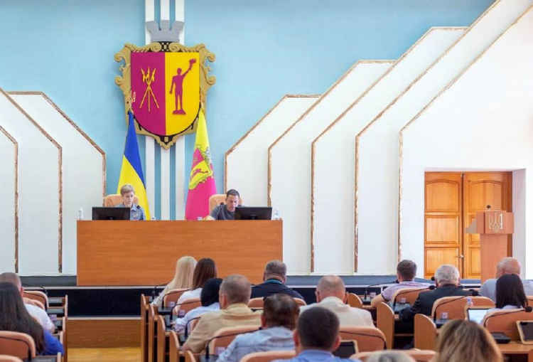 У Кам’янському відбулася чергова сесія міської ради: депутати закрили два дитячих садочка та перейменували залізничну станцію