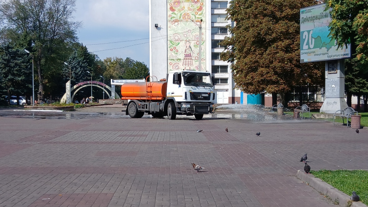 Після "пилової ковдри": у Кам'янському комунальники взялися за масштабне прибирання