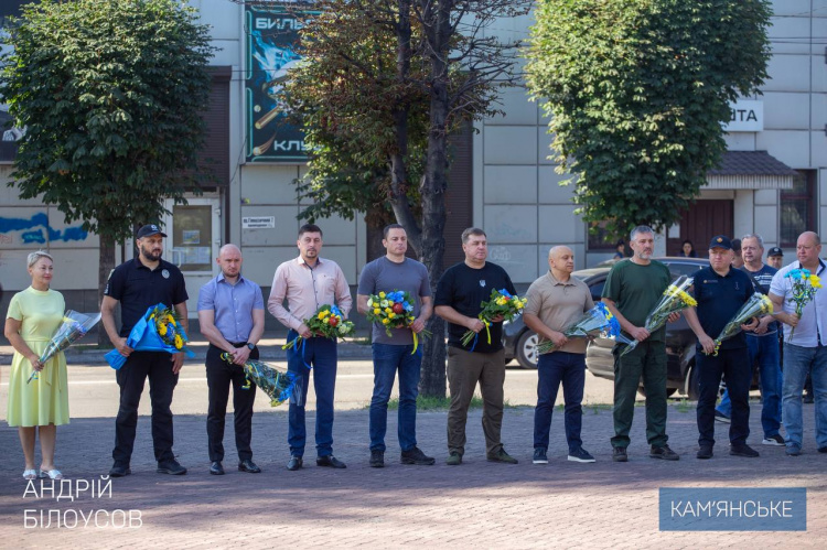 У Кам'янському вшанували пам'ять Тараса Шевченка та Героїв України з нагоди Дня Конституції