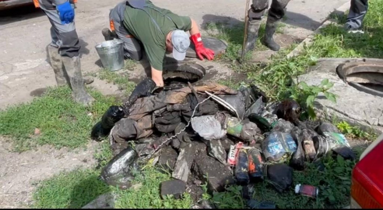 У Кам’янському з каналізації будинку дістали купу побутового сміття