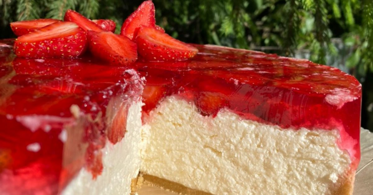 Спробуйте новорічний чізкейк без випікання з полуницею — десерт, який підкорює з першого шматочка