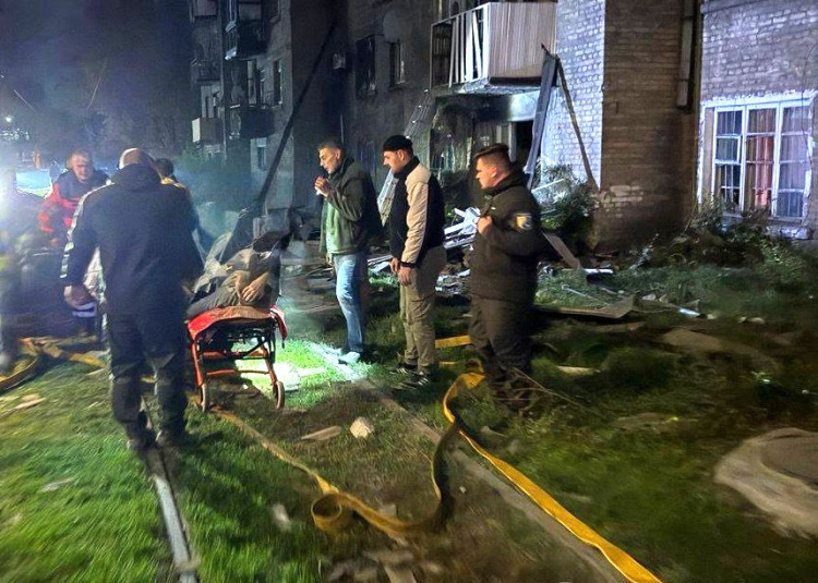 Ніч жаху в Кам’янському: рятувальники дістали з-під завалів будинку тіло чоловіка