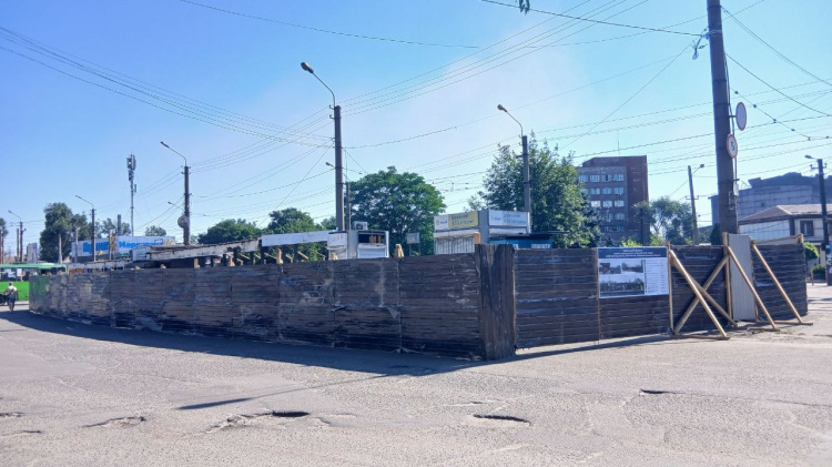 У Кам’янському оновлюють зупинковий комплекс