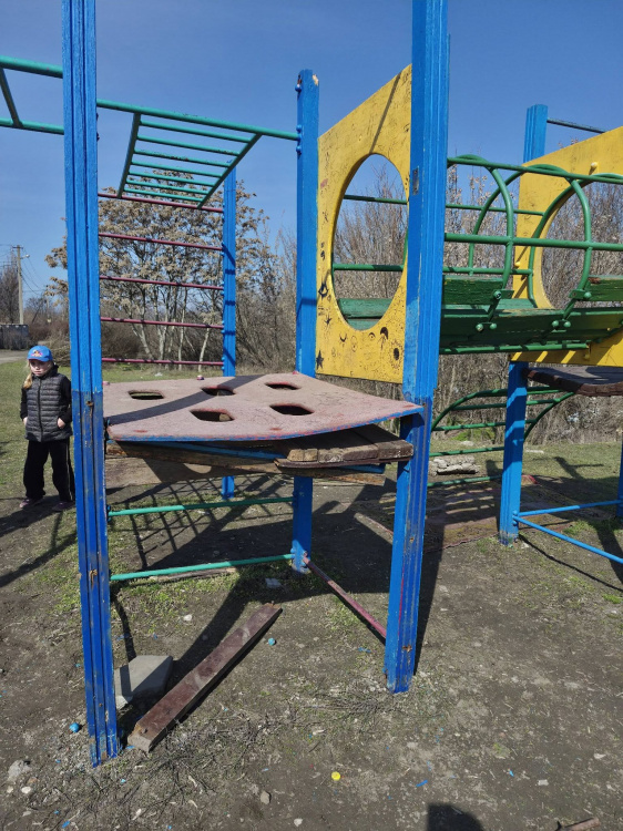Замість ігор - небезпека: мешканці селища Романкове б’ють на сполох через стан дитячого майданчика
