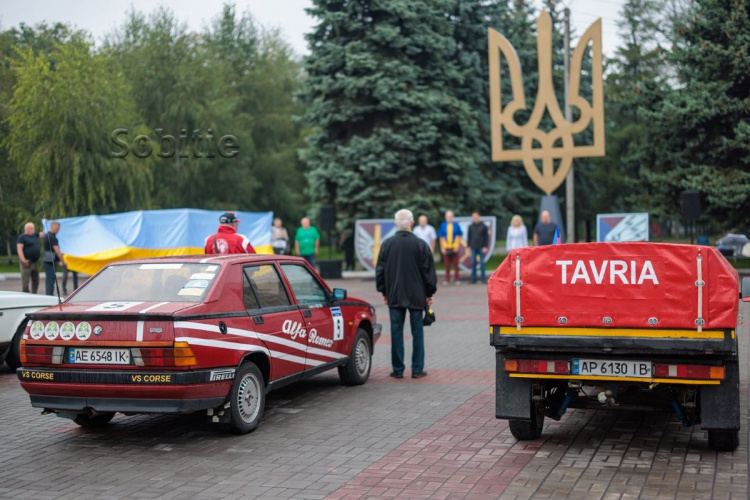 Ретроавтомобілі заполонили центр Кам’янського: що відбувалося на майдані Калнишевського