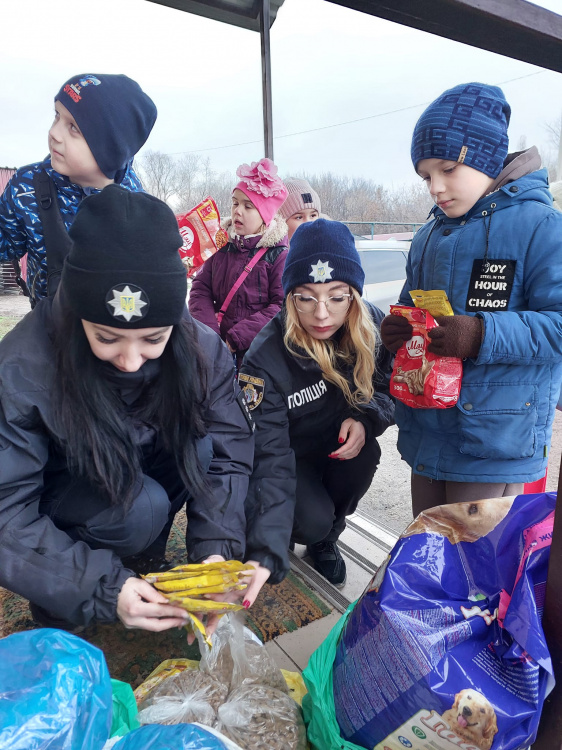 Поліцейські Кам’янського разом з дітьми завітали до притулку для тварин - фото