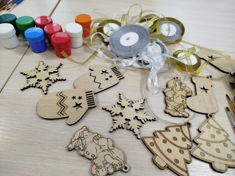 У Центрі підтримки ВПО Кам’янського відбувся майстер-клас із розпису різдвяних іграшок - подробиці