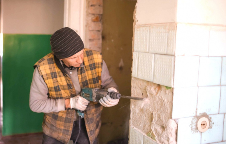 На Дніпропетровщині ще один старий гуртожиток перетворять на дім мрії для переселенців - подробиці