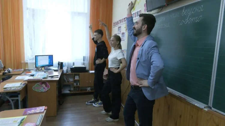 Чаювання з директором, а замість вчителів - старшокласники: гімназія у Кам’янському стала відомою на всю Україну