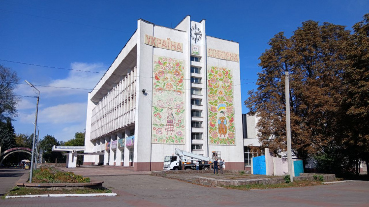 Символ міста знову тікає: у Кам’янському відновили історичний годинник на площі Калнишевського