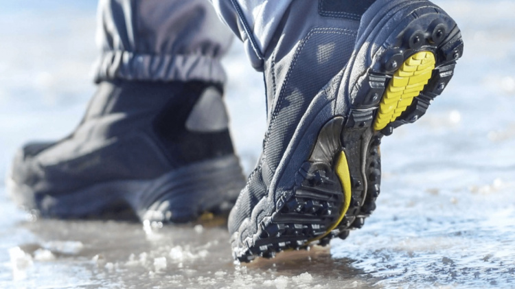 Антислизький засіб у вас під рукою: бабусин лайфхак від ожеледиці, який працює й сьогодні