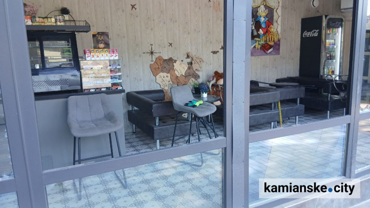 Ракетний удар по Кам’янському вивів з ладу малий бізнес - пошкоджені кавʼярні, магазини та офіси