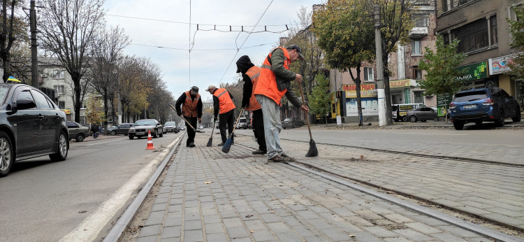 Кам'янське готують до осінньо-зимового періоду - фотофакт