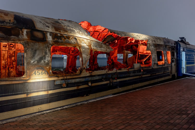 Майстри світла з Дніпропетровщини створили меморіал у понівеченому вагоні - подробиці