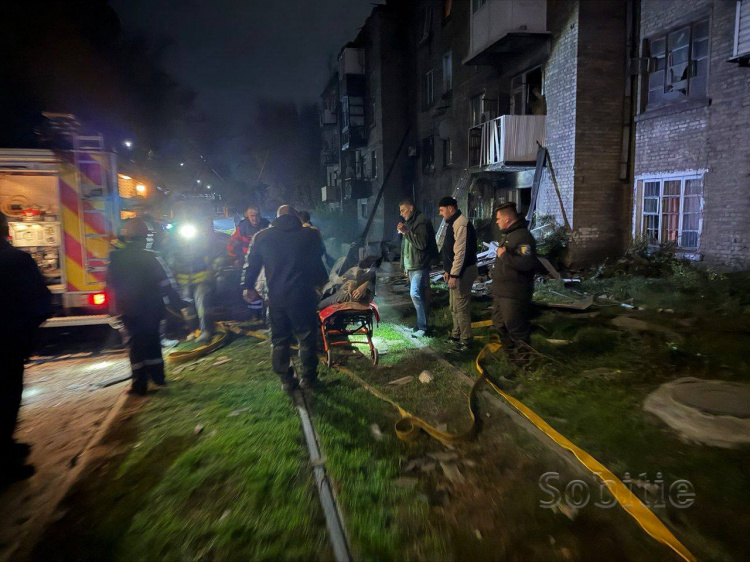 Ніч жаху в Кам’янському: «шахед» зніс верхні поверхи житлового будинку - є постраждалі