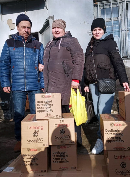 Переселенці з Авдіївки, які знайшли прихисток на Дніпропетровщині, отримали продуктові набори