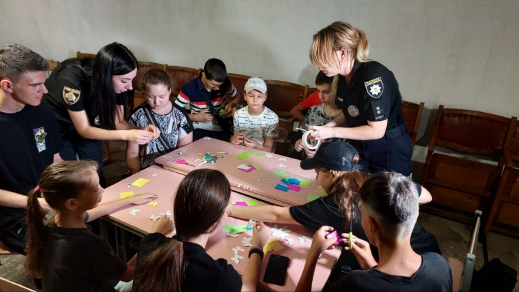 Поліцейські Кам'янського розмалювали укриття для школярів